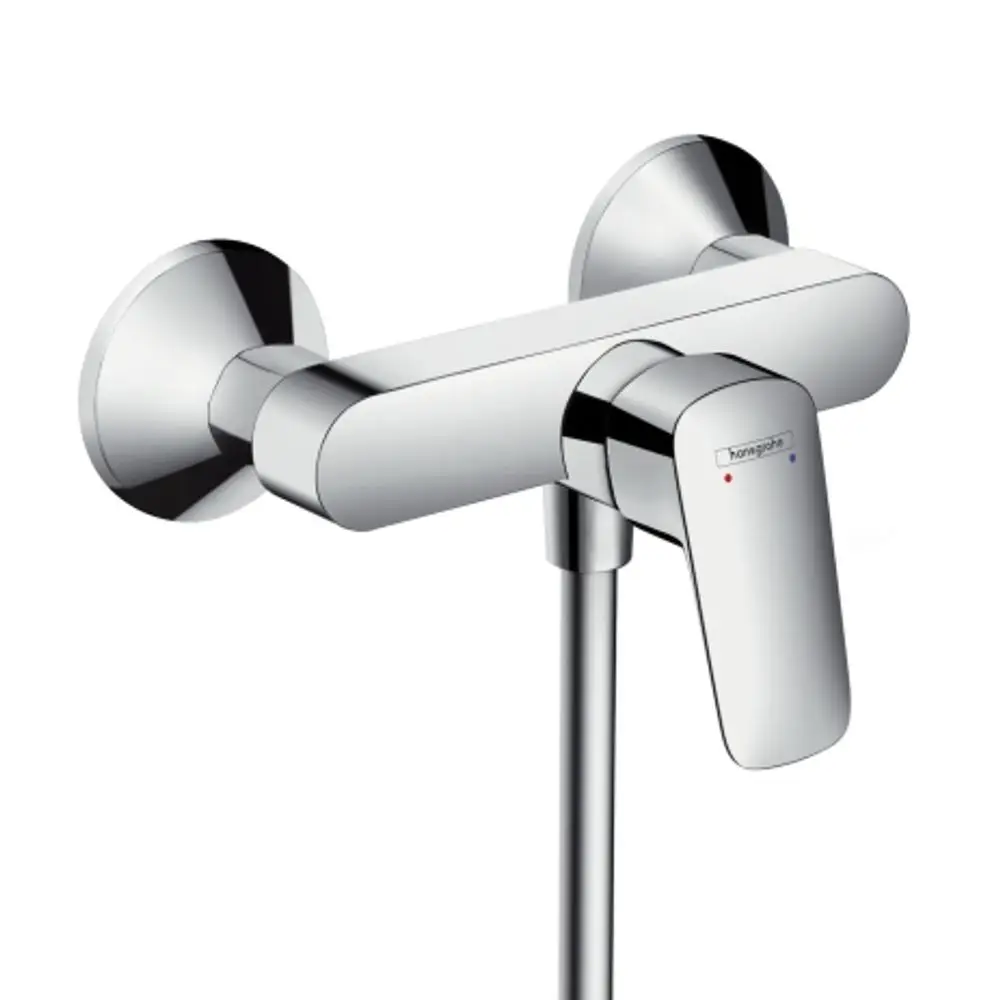 Kromfarbener hansgrohe Brausemischer mit einem Einhebelgriff, montiert an der Wand. Der Mischer hat die Symbole für warmes und kaltes Wasser.